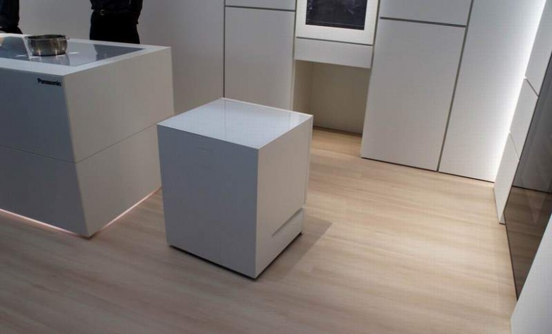 Panasonic разработали "умный" холодильник, который сам подъезжает к хозяину