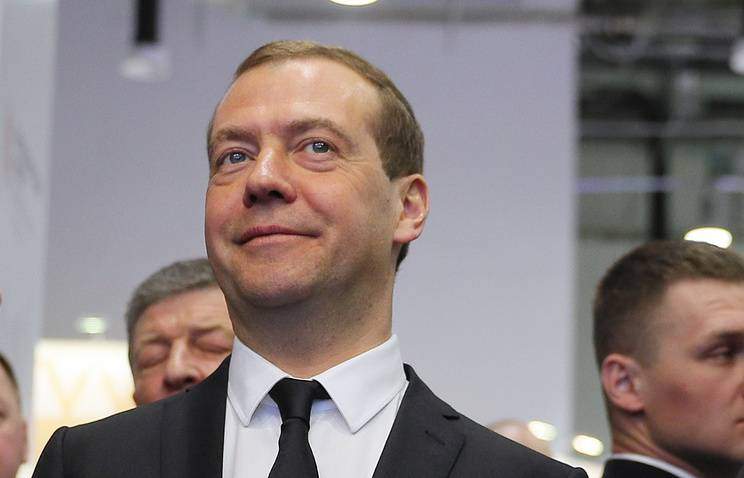Медведев призвал россиян жить под санкциями "неопределенно долго"