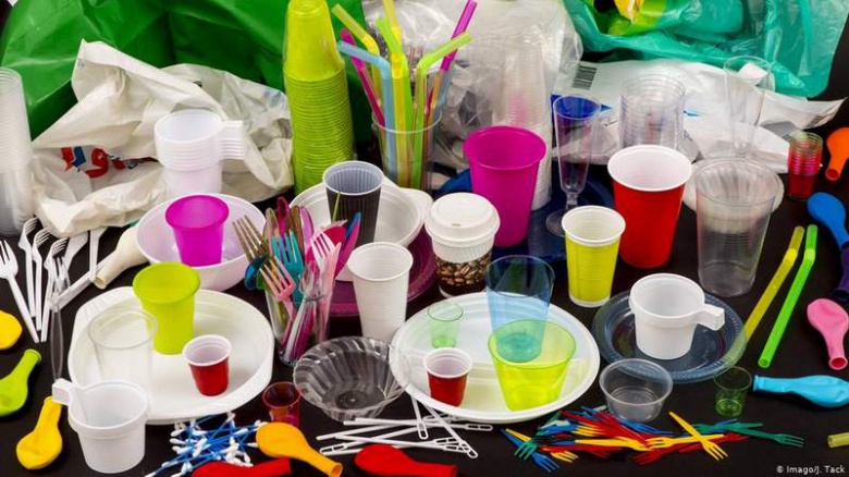 На территории РФ планируют запретить пластиковую посуду