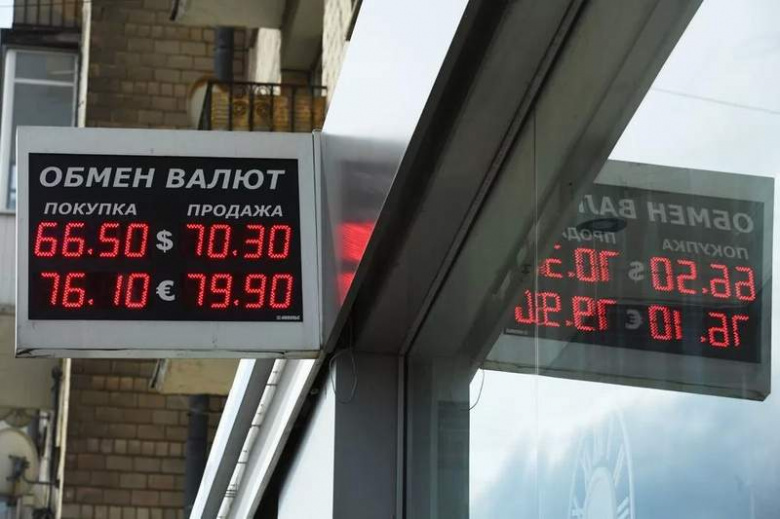 Какие последствия ждут россиян из-за обвала курса рубля