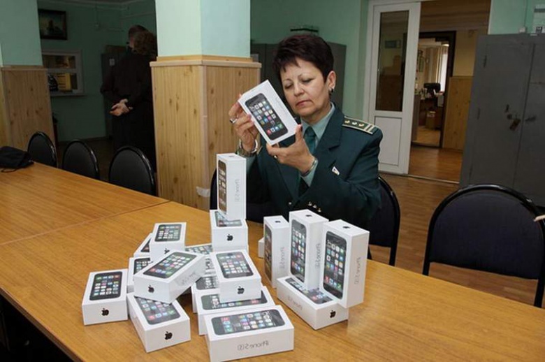 Россиян решили обложить налогом на смартфоны