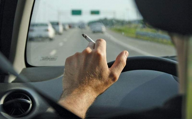 Курить и разговаривать по мобильному за рулем будет накладно